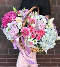 Композиция солнечный день в Елань-Коленовский Цветочная композиция из Розы, Хризантемы, Пионы и Лизиантусы в корзине в Елань-Коленовский