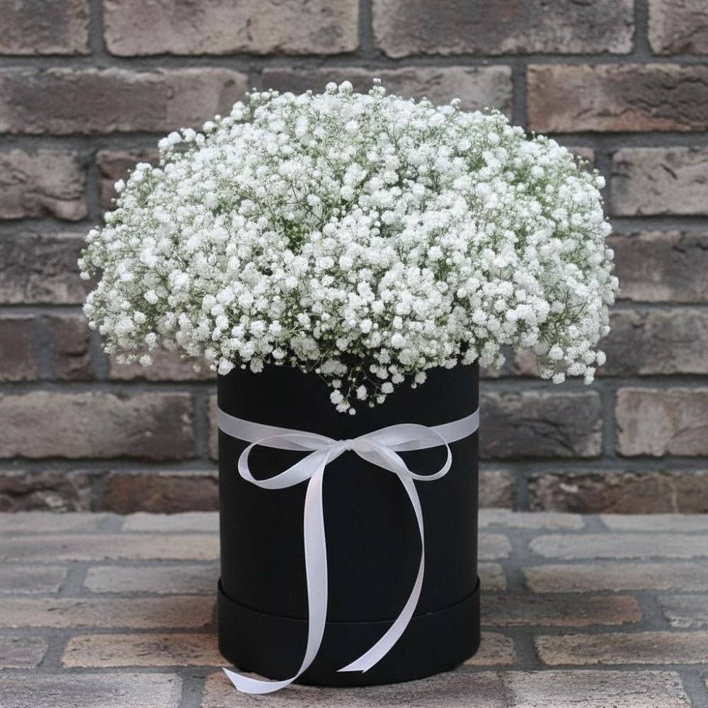 Цветочная композиция из Гипсофила в шляпной коробке в Елань-Коленовский