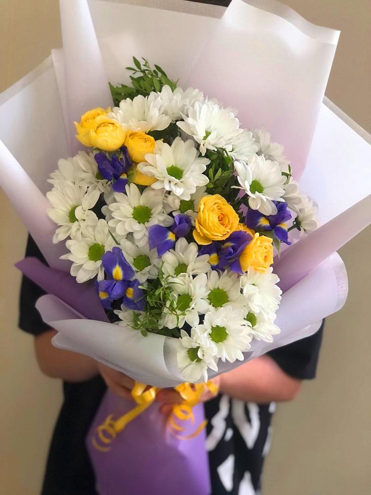 Букет цветов из: Ирисы, Хризантемы и Розы в Елань-Коленовский